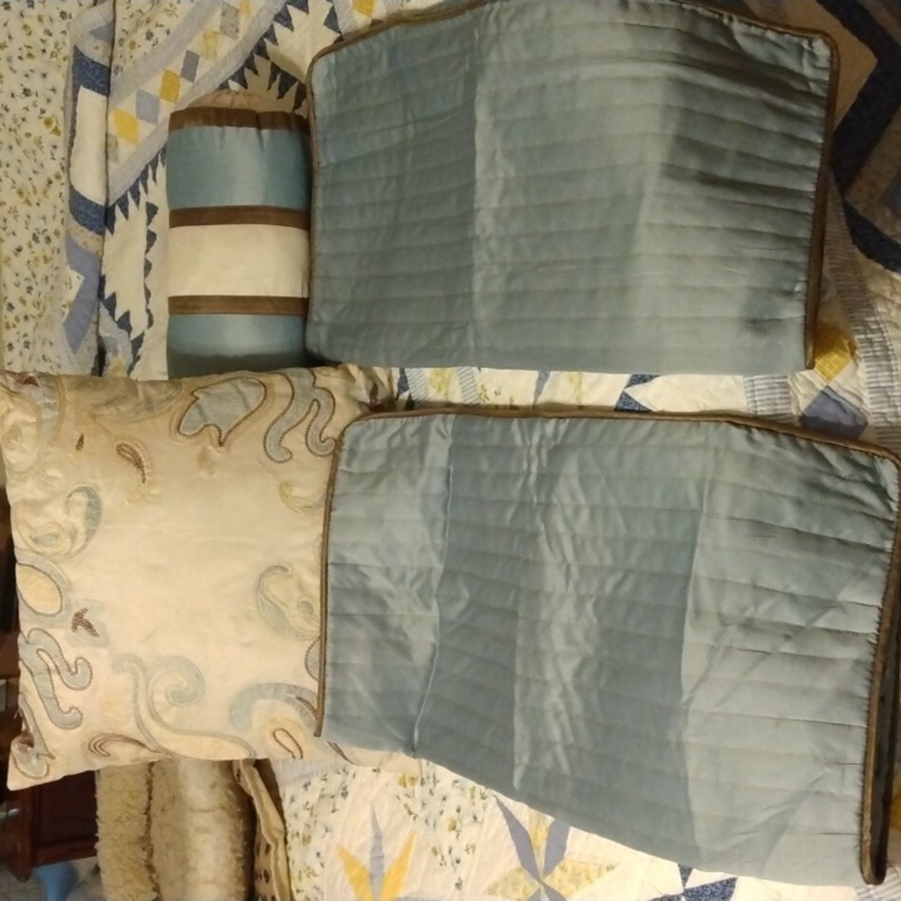 ACCESSORY PILLOW AND SHAM SET